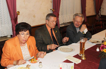 Der Teller ist leer es gibt aber noch Nachschlag, auch für den Vorstandstisch!